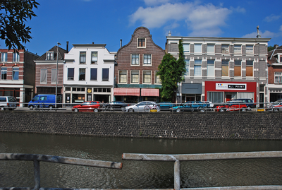 900104 Gezicht op de voorgevels van de panden Westerkade 5 (rechts) -9 te Utrecht.